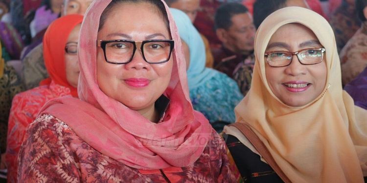 Umi Farida Tertarik Pengrajin Tenun di Dekranasda Kabupaten Siak