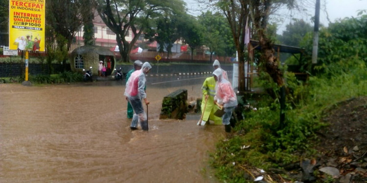 Gorong-gorong Tersumbat, Jalan Diponegoro dan Agus Salim Batu Banjir