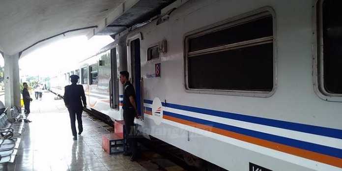 Petugas KA berjaga di Stasiun Kota Baru Malang. (deny)