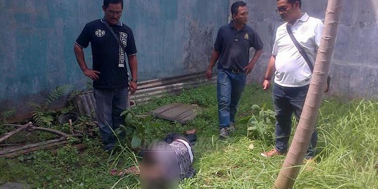 Tersangka buronan Kejari Mojokerto saat terjatuh dan dibawa ke RS Saiful Anwar. (deny)