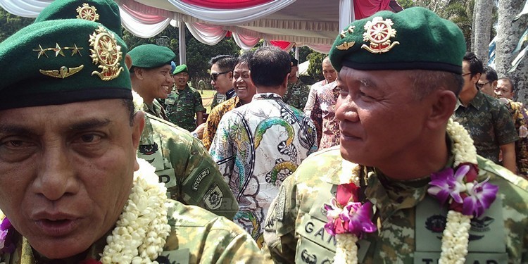 Pangkostrad, Letjen TNI Edy Rahmayadi, kiri (Tika)