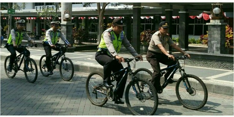 Anggota polisi Polsek Lowokwaru saat bersepeda santai. (istimewa)