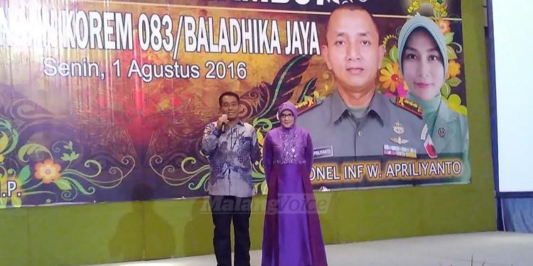 Kolonel Inf Fajar Setyawan beserta istri saat pisah sambut Danrem 083/Bdj. (deny)