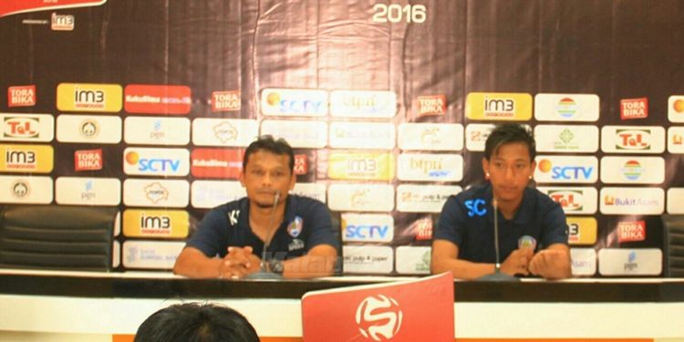 Asisten Pelatih Arema, Kuncoro (kiri).