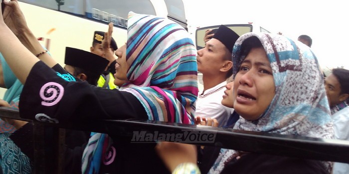 Isak Tangis dan Haru Warnai Pemberangkatan CJH Kabupaten Malang