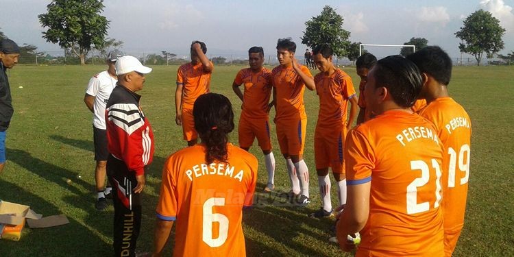 Pelatih Persema Malang, Yohanes Geohera, tengah memberi arahan pada para pemain.