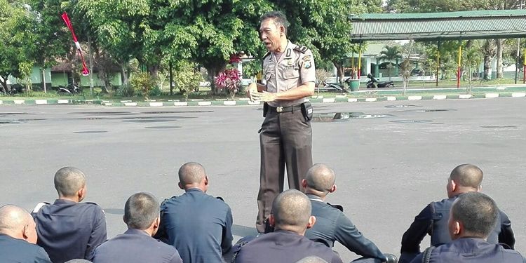 Unit Binmas Polres Malang Kota saat melatih satpam. (Istimewa)