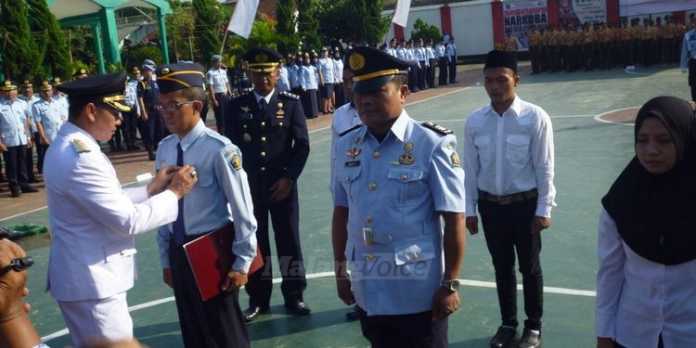 Wali Kota Malang, HM Anton saat mengikuti upacara. (deny)