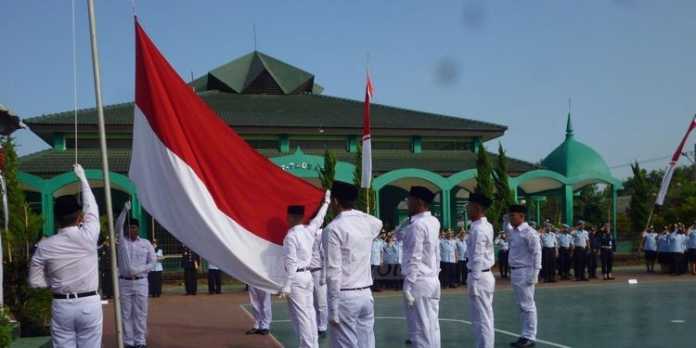 Pengibaran bendera merah putih di dalam Lapas Lowokwaru. (deny)