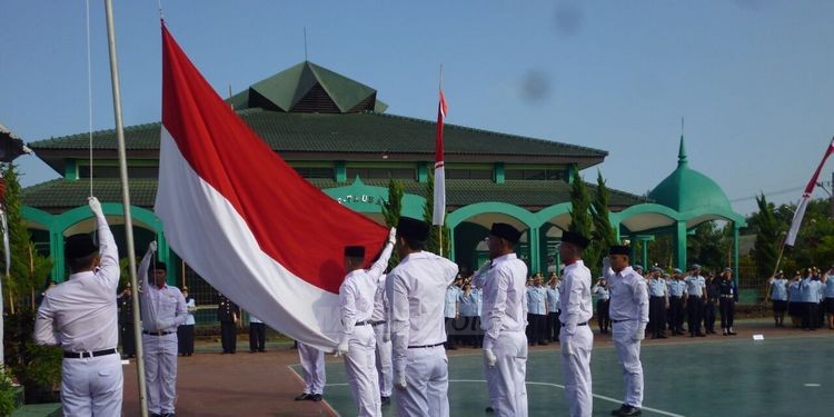 Pengibaran bendera merah putih di dalam Lapas Lowokwaru. (deny)
