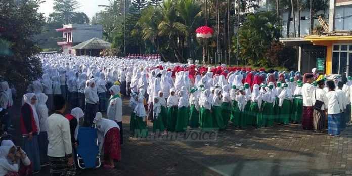 Santri Annur Bululawang ketika mengikuti upacara kemerdekaan.