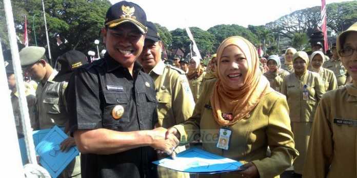 HM Anton berikan hadiah kepada pemenang Lomba Pitulasan untuk SKPD di Pemkot Malang