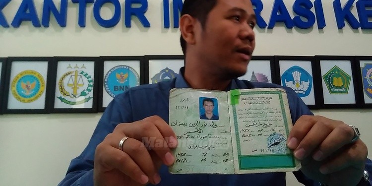 Kasubsi Pengawasan Kantor Imigrasi Malang, Guntur Sahad Hamonangan dan Walid. (deny)