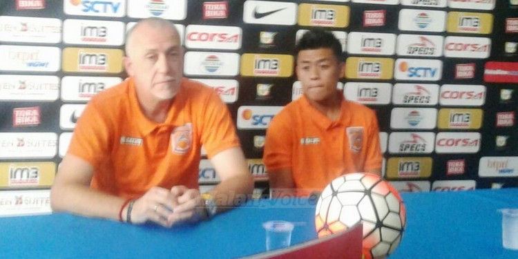 Pelatih Pusamania Borneo FC (PBFC), Dragan Djukanovic (kiri)