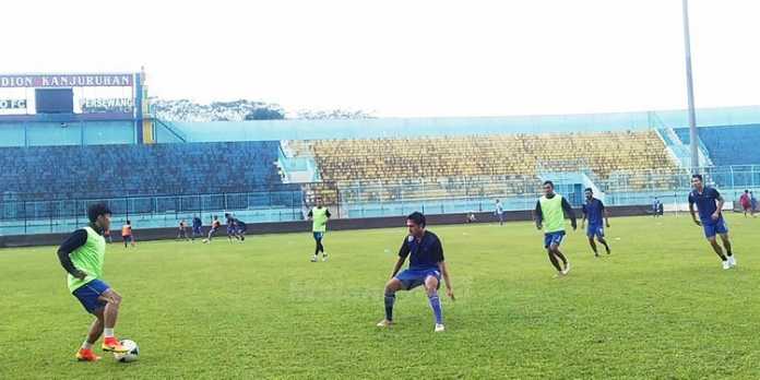 Ahmad Bustomi (kiri) saat berlatih di Stadion Kanjuruhan, Kepanjen, Kabupaten Malang.