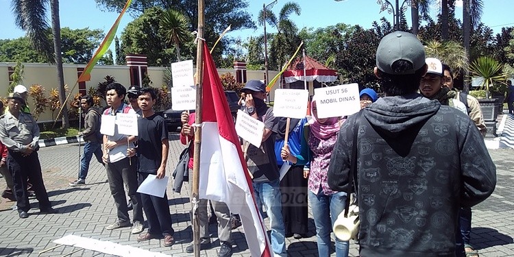 MCW saat unjuk rasa di depan kantor Kajari Kota Malang. (deny)