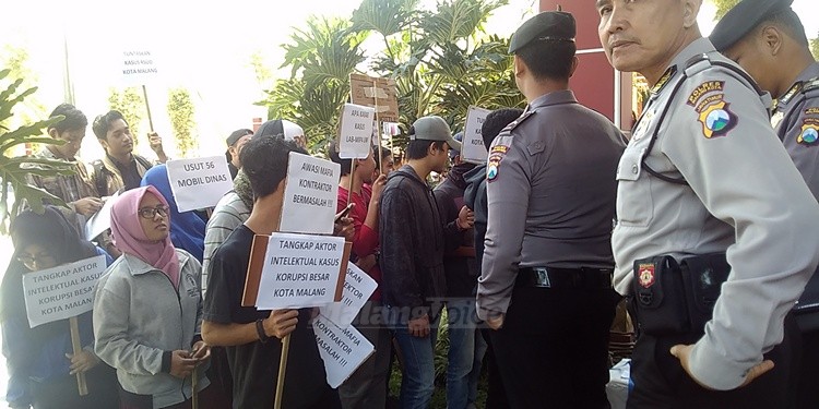 Massa dari MCW saat berunjuk rasa di depan Kejari Kota Malang. (deny)