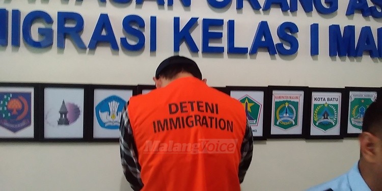 WNA asing Brunei Darussalam ditangkap di Kantor Imigrasi Kelas I Malang. (deny)