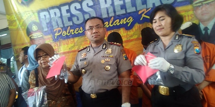 Kapolres Malang Kota, AKBP Decky Hendarsono bersama pelaku penelantaran dan eksploitasi anak. (deny)