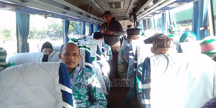 Suasana pemberangkatan CJH kloter 55 asal Kota Malang. (deny)