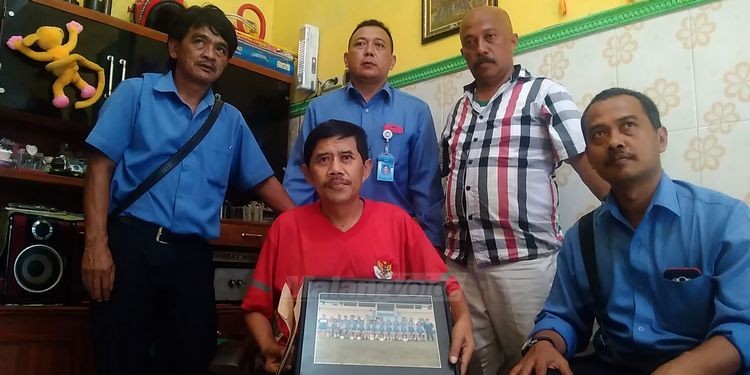 Para mantan pemain Persema Malang mengunjungi mantan tukang pijatnya, Slamet Hariono.