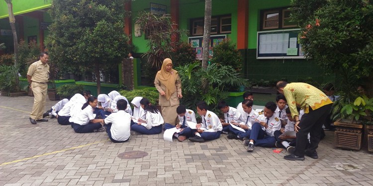 Guru dan Siswa SMPN 19 Malang belajar outdoor (istimewa)