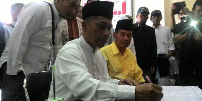 calon independen Abdul Majid-Kasmuri Idris ketika mendaftar ke KPU.