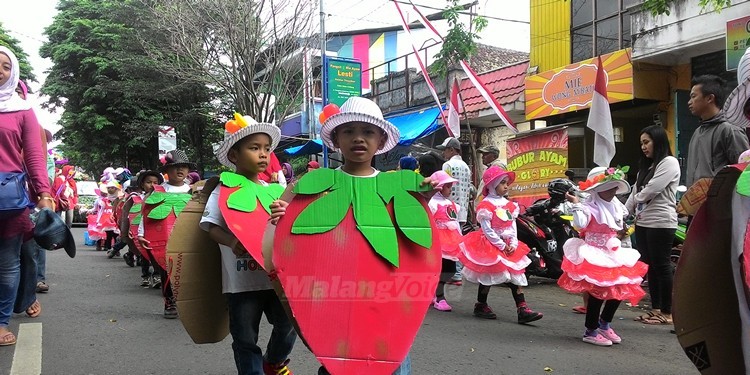 Siswa-siswa TK tampil mengenakan kostum saat karnaval TK se Kota Batu.
