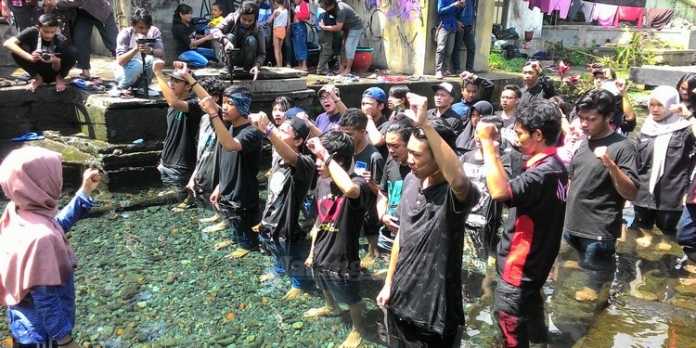Puluhan pemuda dan aktivis melangsungkan upacara kemerdekaan ke-71 RI di Sumber Umbul Gemulo, Sidomulyo, Kota Batu.(Miski).