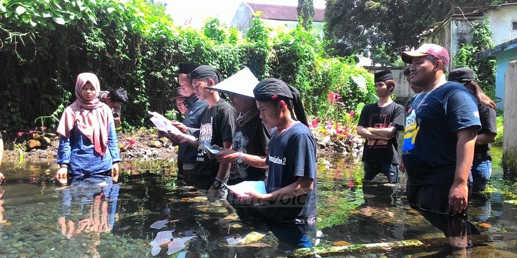 Perwakilan mahasiswa dan pemuda saat membacakan deklarasi Panca Tirta di Sumber Umbul Gemulo.(Miski)