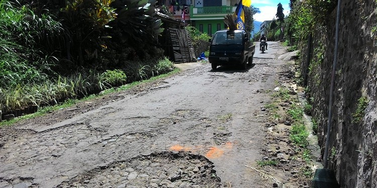 Kendaraan roda empat saat melintas di sepanjang jalan di Dusum Rekasan, Desa Bulukerto, Kota Batu.(Miski)