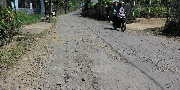 Jalan di Dusun Rekesan, Desa Bulukerto, Kota Batu, rusak parah.(Miski)