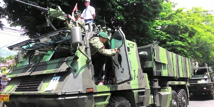 Kendaraan militer Divisi Infantri 2 Kostrad saat tampil dalam karnaval kemerdekaan.(Miski)