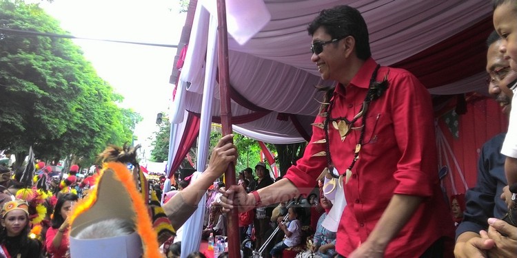 Wali Kota Batu, Eddy Rumpoko bersama peserta karnaval HUT ke-71 RI.(Miski)