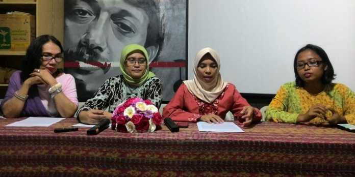 (Dari kiri) Komisioner Komnas Perempuan, Magdalena Sitorus, Sri Nurherwati, Pendiri SPD, Salma Safitri, dan Ketua International Migrant Alliance (IMA) saat konferensi pers di Omah Munir.(Miski)