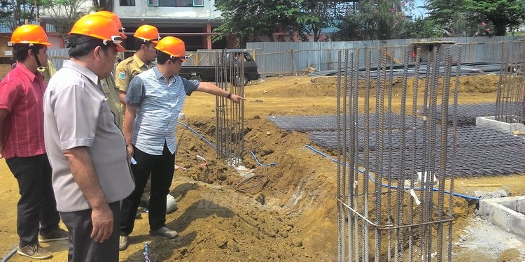 Komisi C DPRD Kota Batu bersama Kepala Dinas PU CKTR meninjau pembangunan GOR.(Miski)
