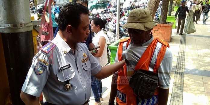 Kabid Parkir, Samsul Arifin Tegur Jukir di Pasar Besar