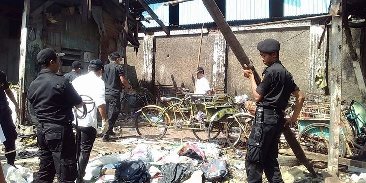 Lapak Pemulung di TPS Pasar Blimbing Dibongkar Total