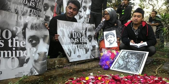 Peringati 12 Tahun Pembunuhan Munir, Aktivis dan Mahasiswa Tabur Bunga