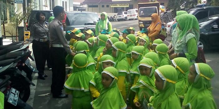 Anak TK Qurrota Ayun sambangi Polres Malang Kota. (ist)