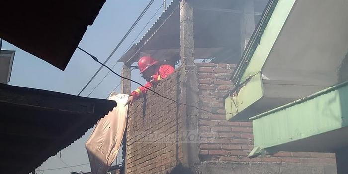 Kebakaran di Pemukiman Padat, Tiga Rumah Dilalap Api