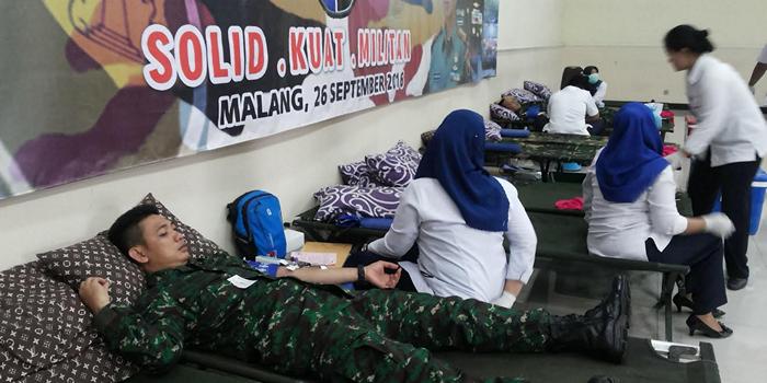 Donor Darah, TNI dan PD XIII GM FKPPI Jatim Kumpulkan 80 Kantong