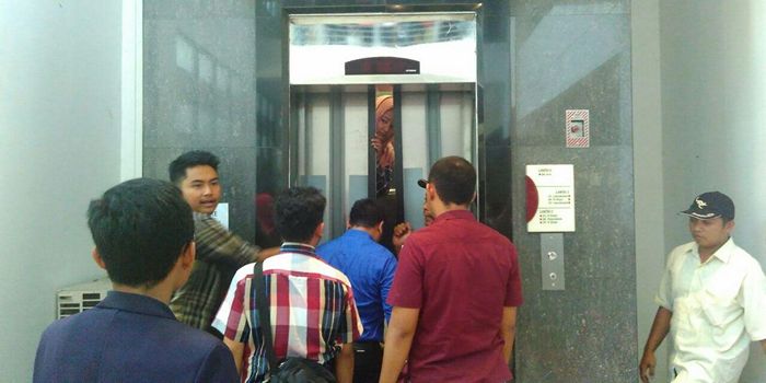 Dua jurnalis terjebak lift (istimewa)