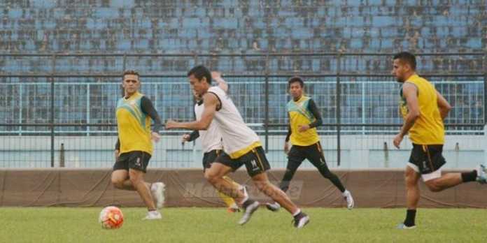 Para pemain Arema Cronus berlatih di Stadion Kanjuruhan, Kepanjen, Kabupaten Malang. (Muhammad Choirul)