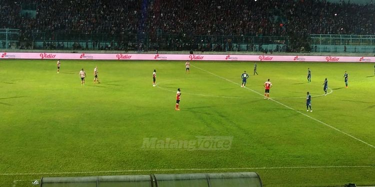 Arema Cronus menghadapi Madura United di Stadion Kanjuruhan.