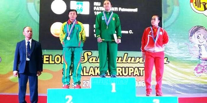 Lifter Kota Malang, Acchedya Jagaddhita (naik podium utama), menyumbangkan satu medali emas bagi Jawa Timur.