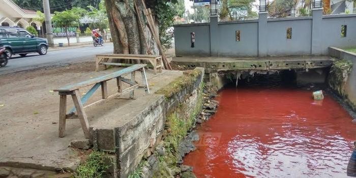Warna merah pekat di sungai depan Pabrik Gula Kebon Agung