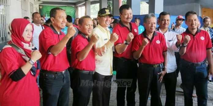 Wali Kota HM Anton bersama Ketua Umum KONI Kota Malang, Bambang Dharmawan Suyono dan segenap pengurus KONI, usai prosesi pelepasan atlet menuju arena PON Jabar.