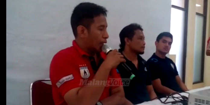 Asisten Pelatih Arema Cronus, Kuncoro, (tengah) saat konferensi pers jelang pertandingan lawan Persipura. (deny)
