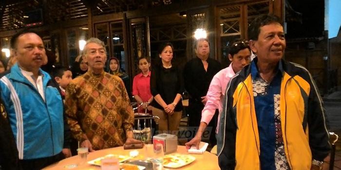 Ketua KONI Kota Malang, Bambang DH Suyono bersama orang tua atlet.(miski)
